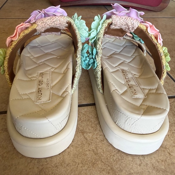 WOW....KURT GEIGER LONDON ORSON FLOWER SANDAL SZ 8.5(US). 39(EU) Orig. $260 - Picture 8 of 14